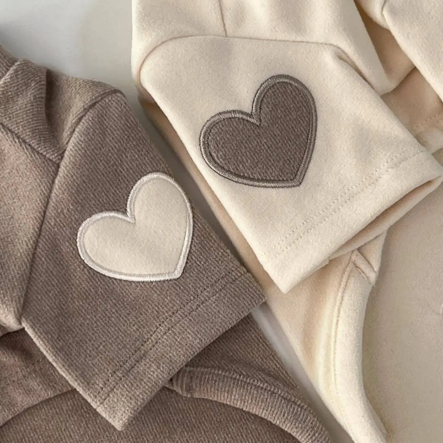 Cute love bear dog hoodie for Yorkshire and small breeds

Warm winter pet hoodie for dogs and cats

Designer polyester dog clothing with love bear print

Adorable teddy bear hoodie for puppies

Cozy autumn winter hoodie for small dogs