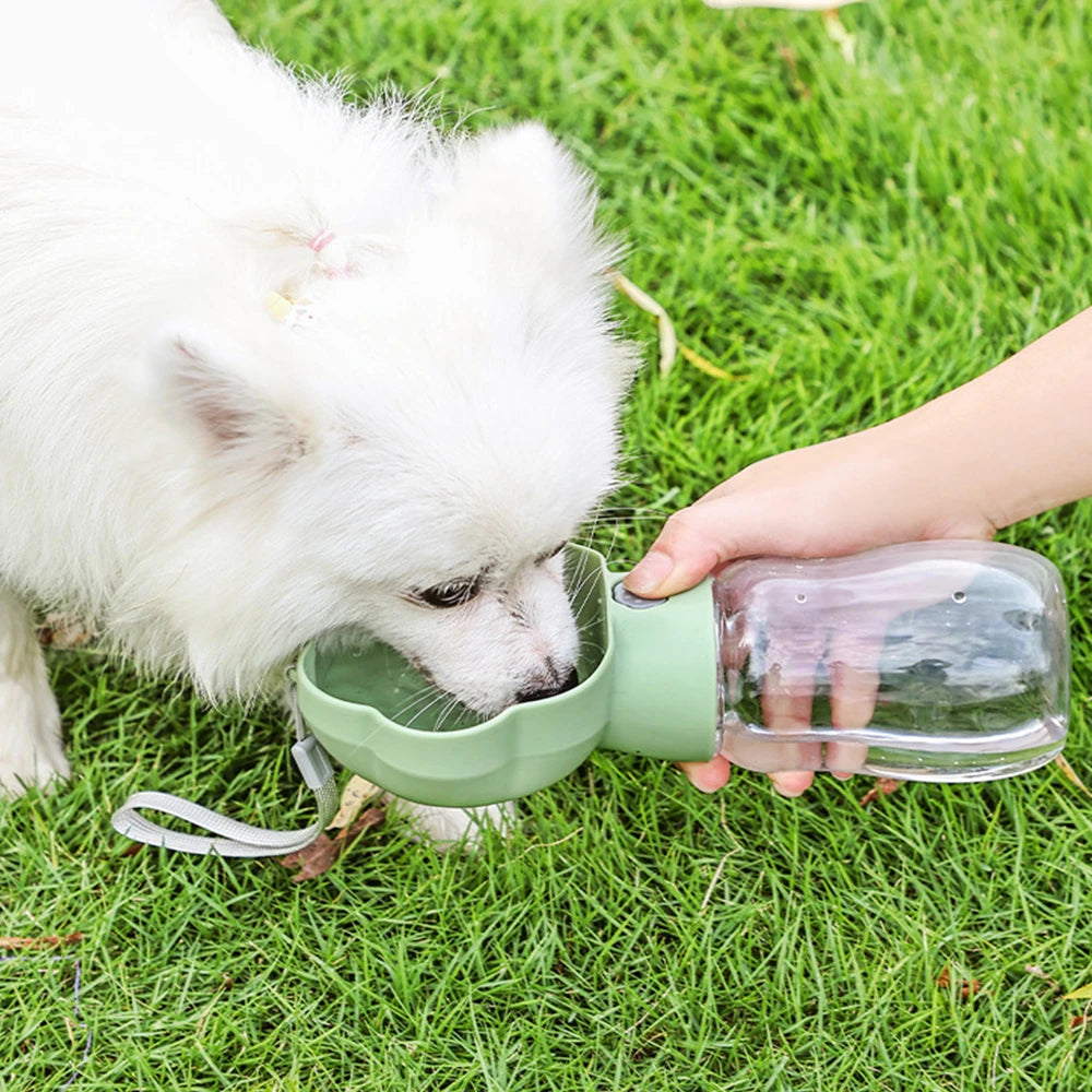 Claw-shaped 2-in-1 pet water bottle and food container with built-in bowl

Portable pet drinking bottle with snack storage and leak-proof lid

One-hand operation travel bottle for dogs with food and water compartments

Compact claw-style pet water dispenser and snack container for walking