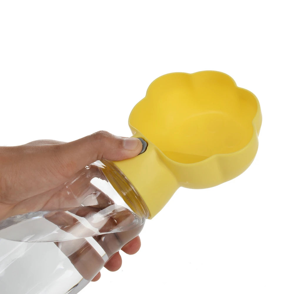 Claw-shaped 2-in-1 pet water bottle and food container with built-in bowl

Portable pet drinking bottle with snack storage and leak-proof lid

One-hand operation travel bottle for dogs with food and water compartments

Compact claw-style pet water dispenser and snack container for walking
