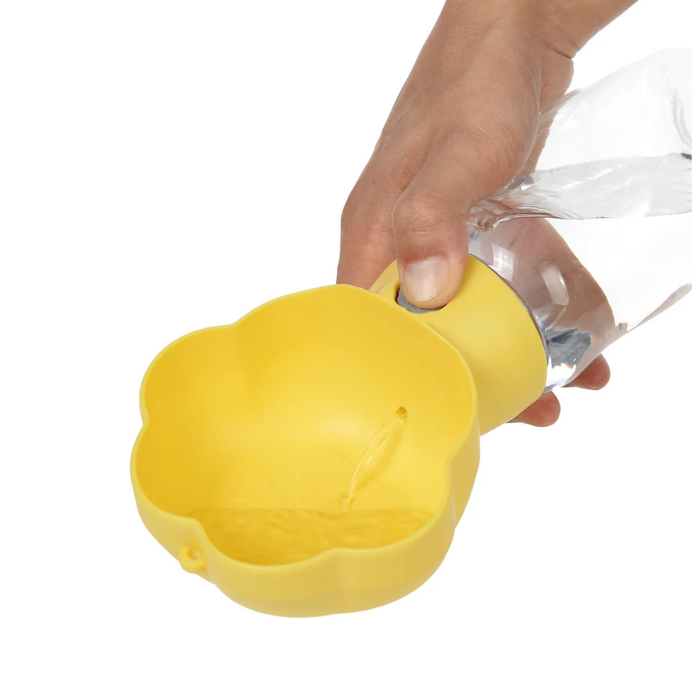 Claw-shaped 2-in-1 pet water bottle and food container with built-in bowl

Portable pet drinking bottle with snack storage and leak-proof lid

One-hand operation travel bottle for dogs with food and water compartments

Compact claw-style pet water dispenser and snack container for walking